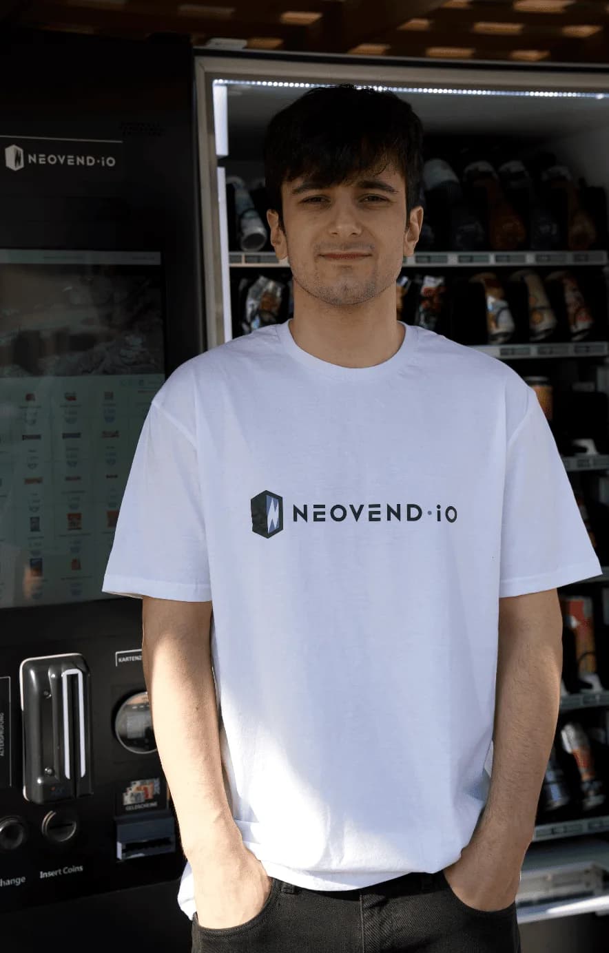 Leon Boulliung, Gründer von NEOVEND, vor einem geöffneten Automaten