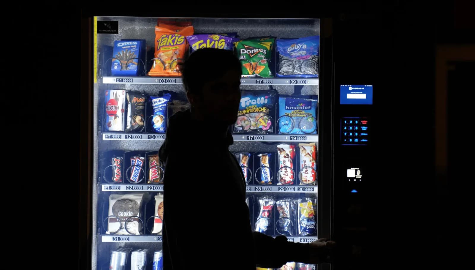 Verkaufsautomat im Nachtbetrieb an einem beleuchteten Standort
